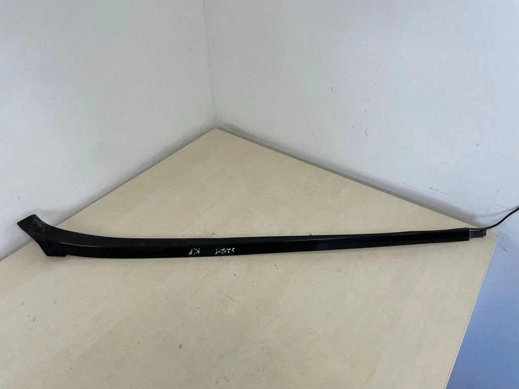 Windshield trim – Mercedes-Benz S-Class W221 (2005-2013)
