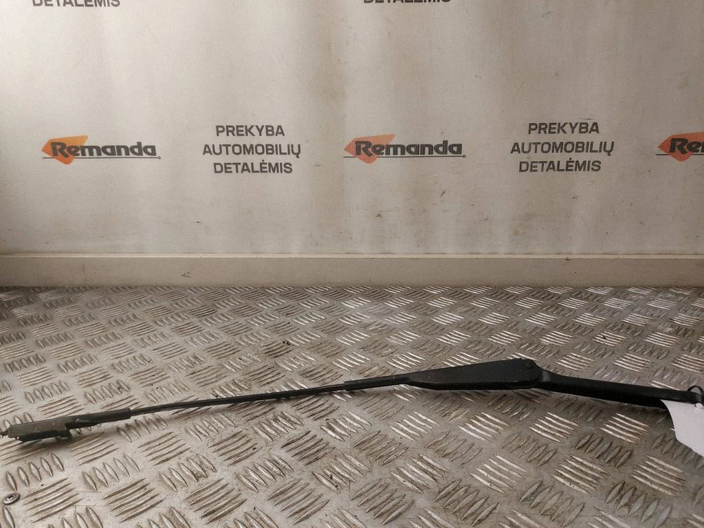 Priekinio stiklo valytuvų kojelė
