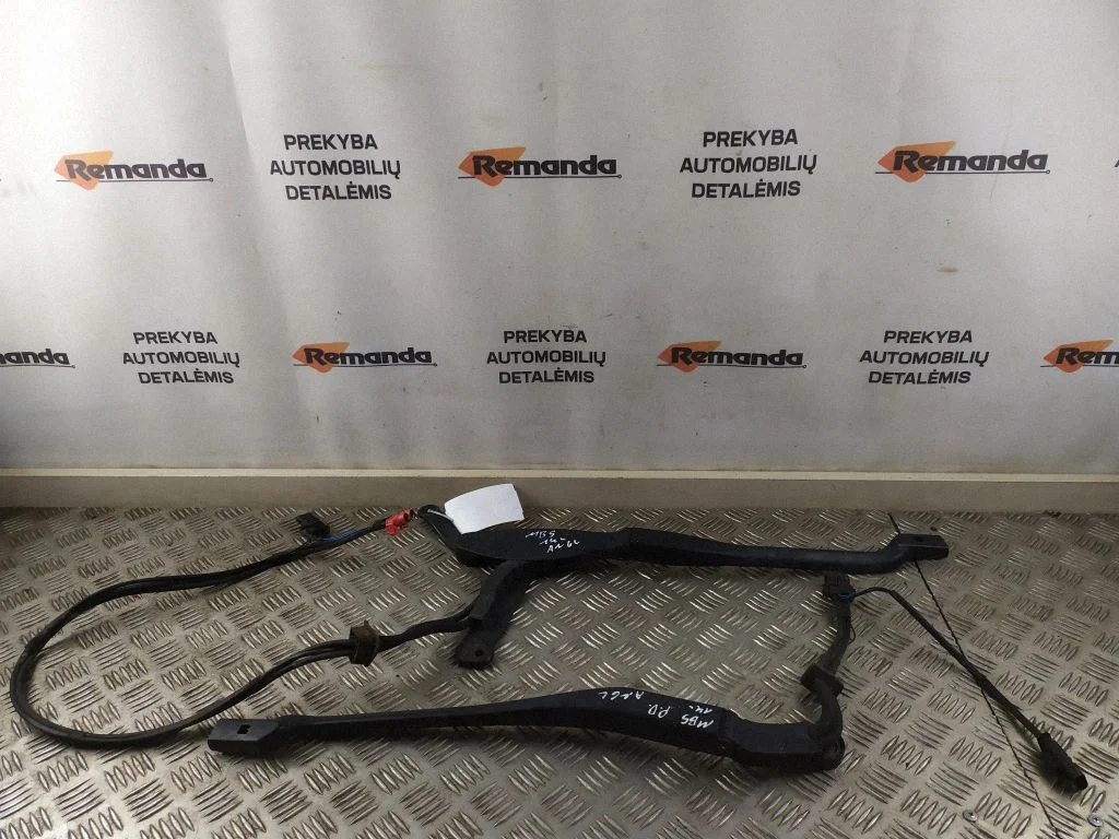Front wiper blade arm W35453