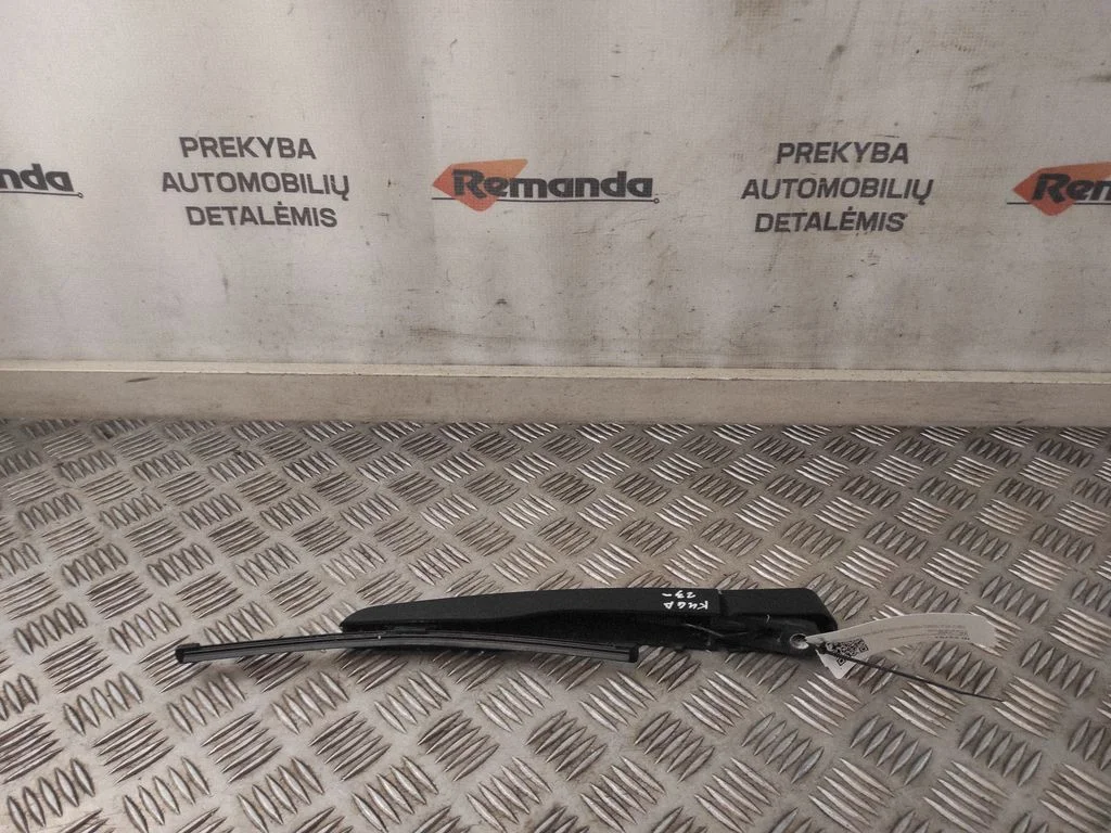 Rear wiper blade arm