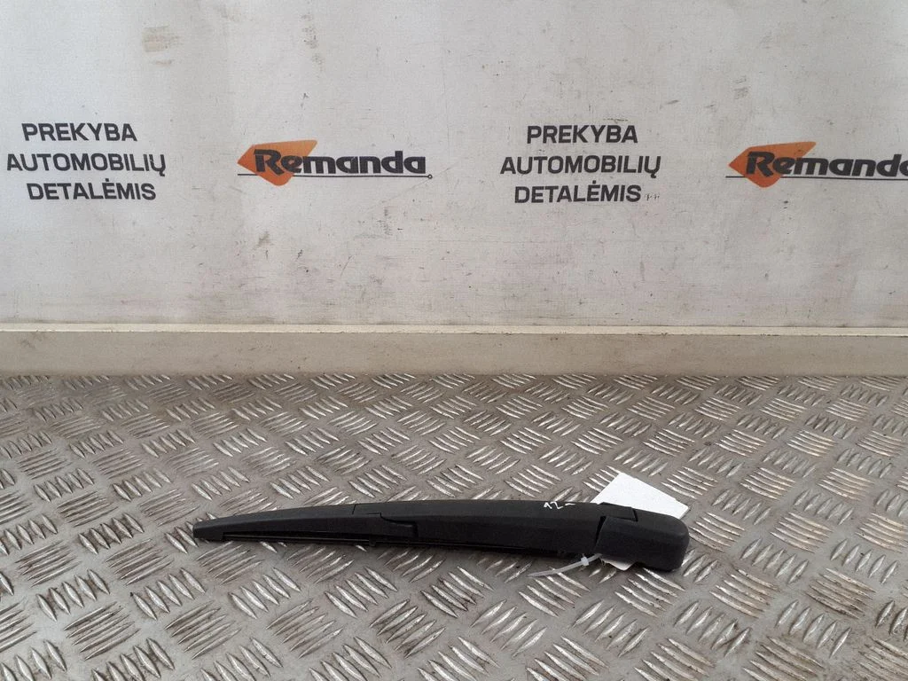 Rear wiper blade arm