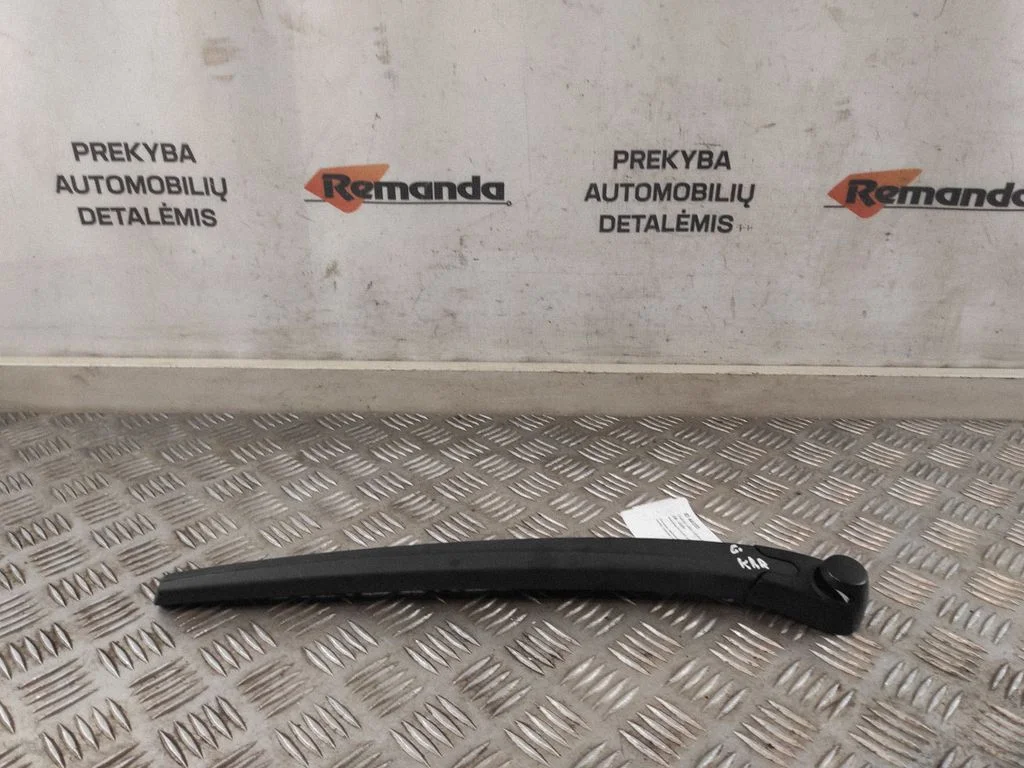 Rear wiper blade arm