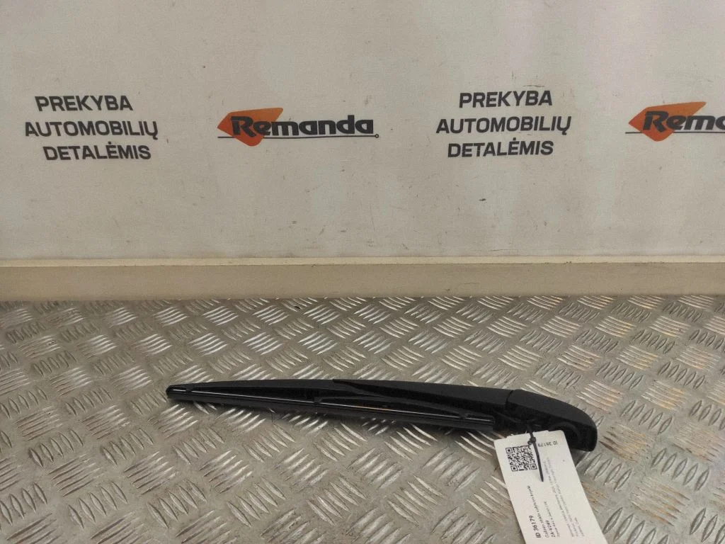Rear wiper blade arm