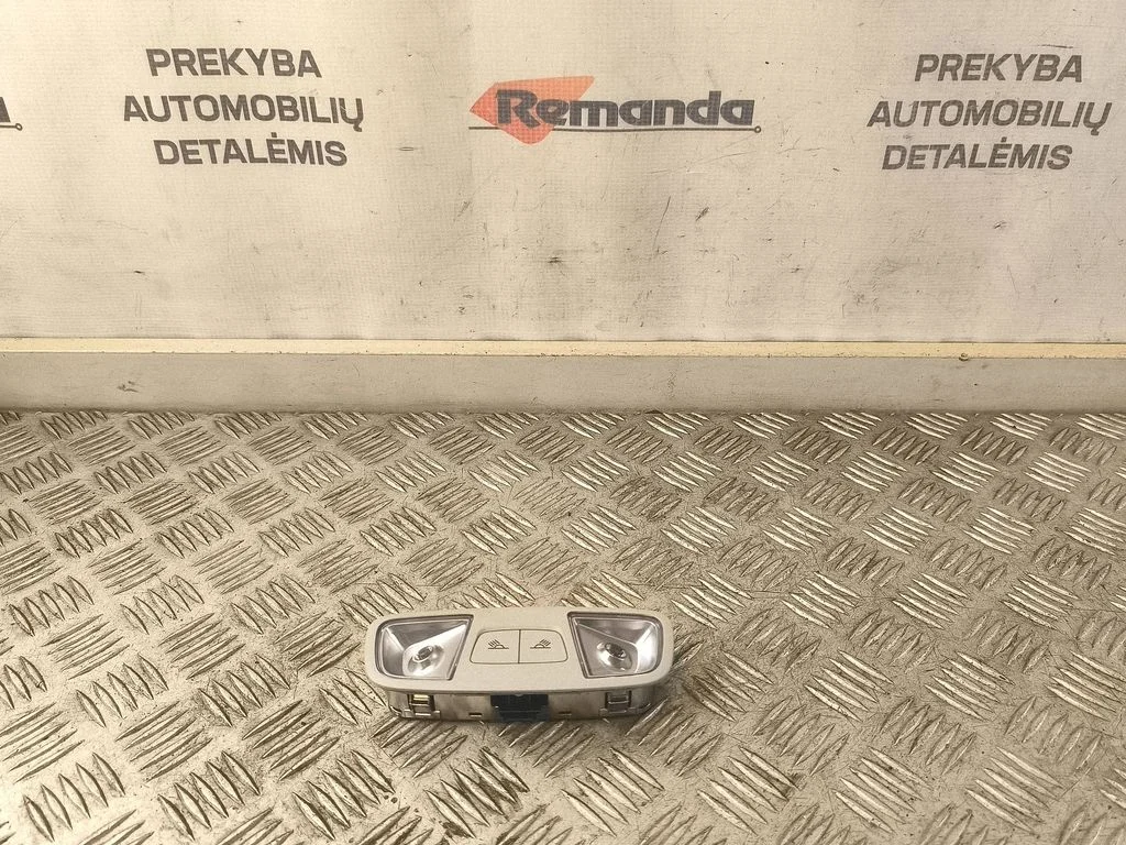 Aizmugurējo sēdvietu apgaismojuma lukturis 8V0947111A