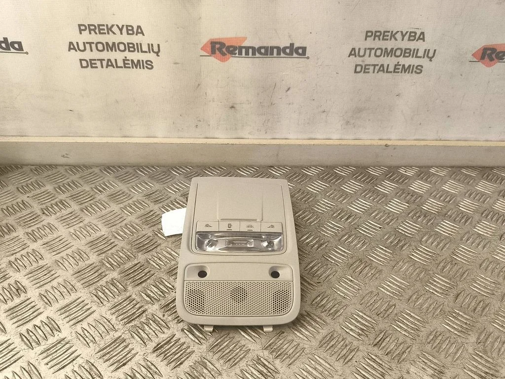 Priekšējo sēdvietu apgaismojuma lukturis 8X0947135