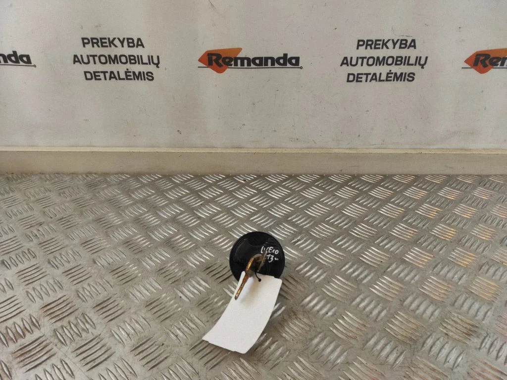 Degvielas tvertnes uzskrūvējamais vāciņš