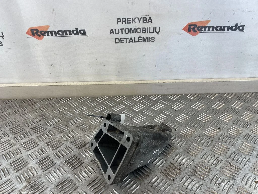 Dzinēja stiprinājuma kronšteins A6422230504