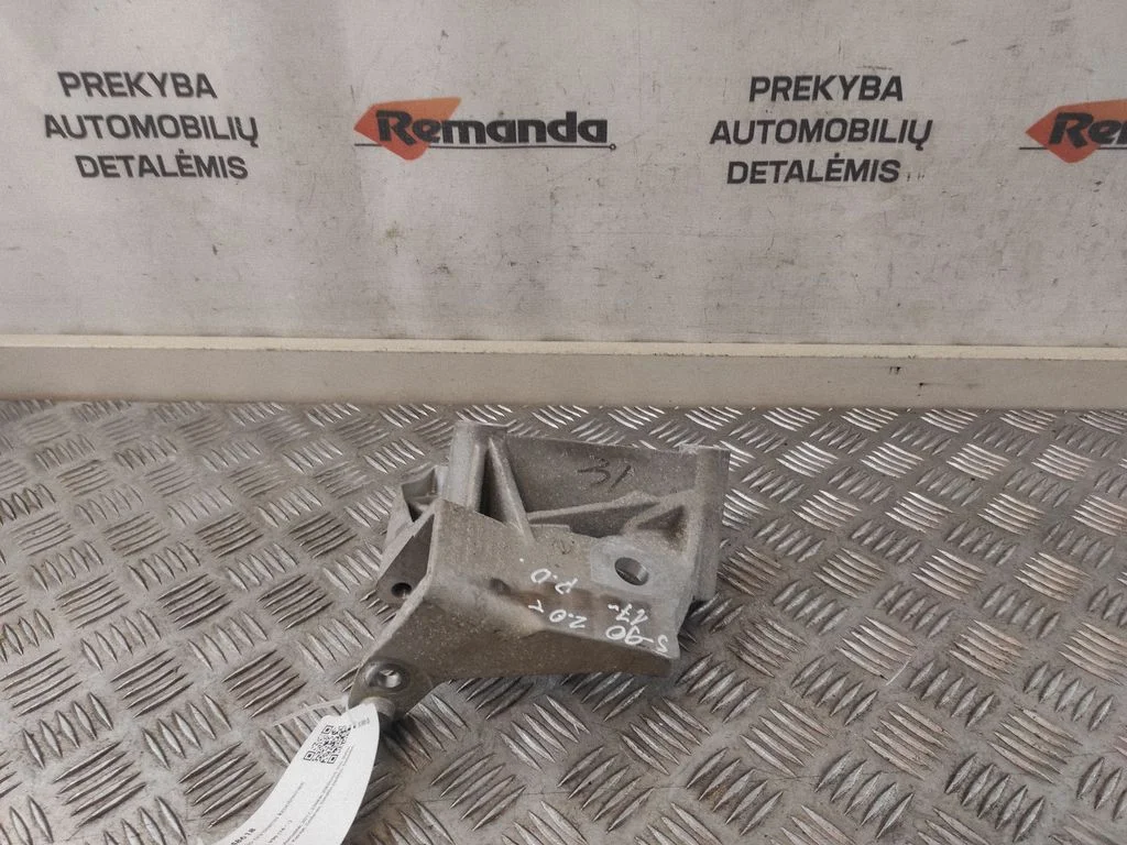Engine mounting bracket 31430470