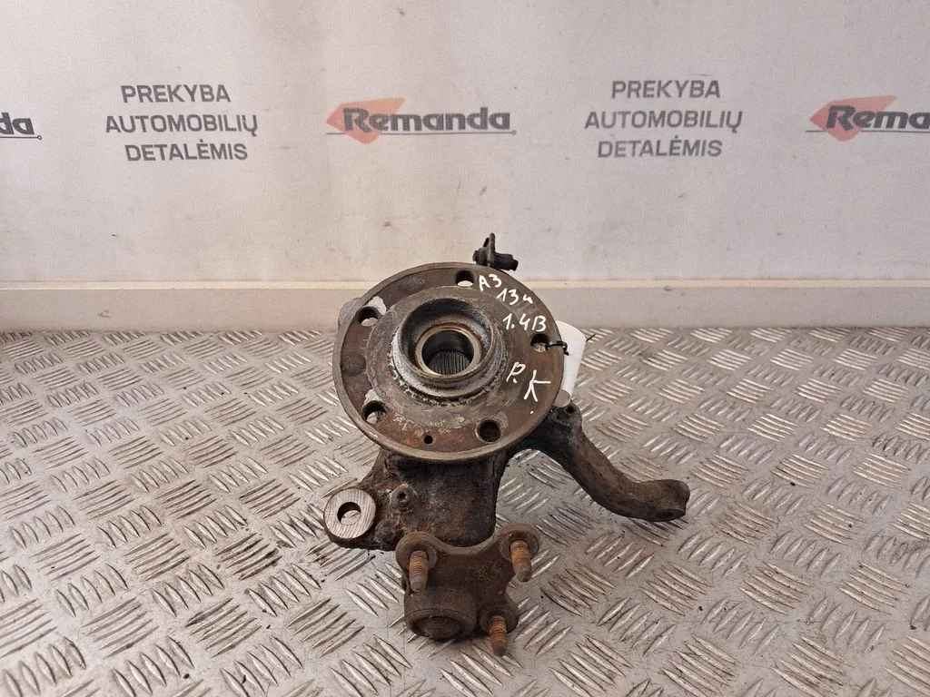 Priekšējais rumbas turētājs (šarnīra dakša) 5Q0255