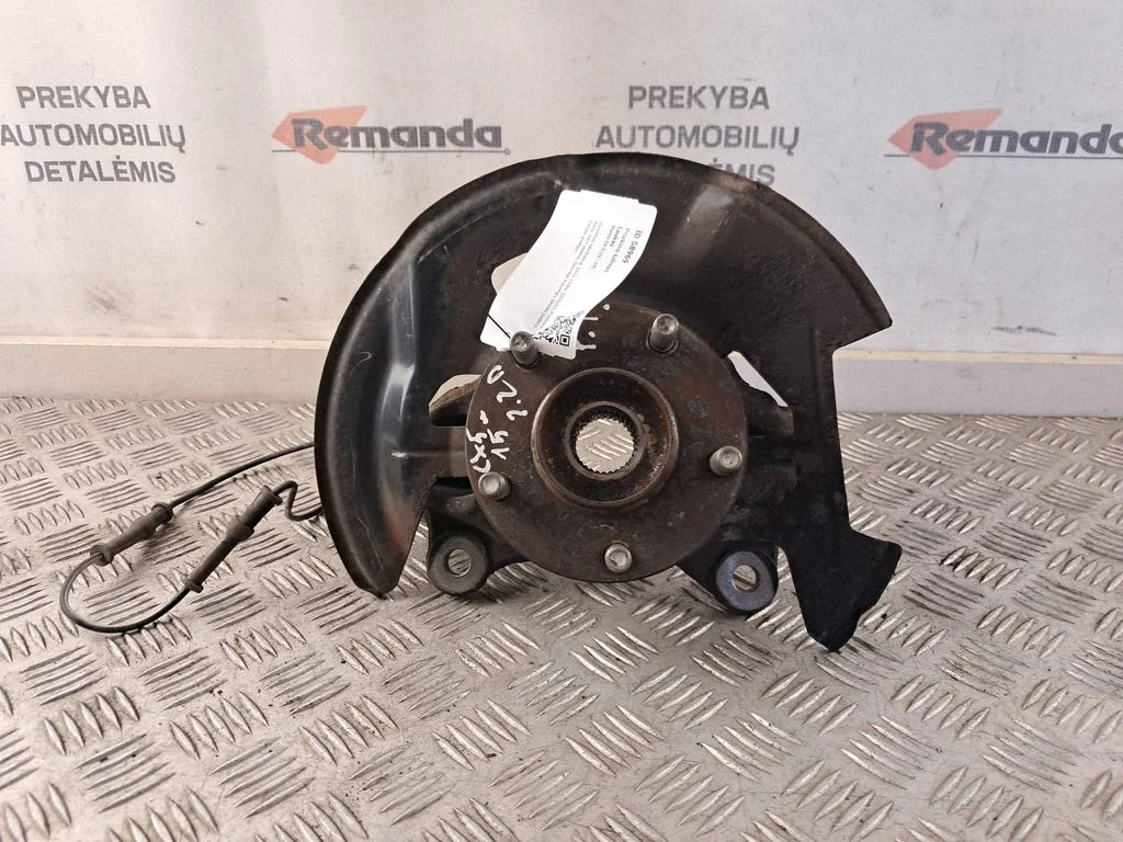 Priekšējais rumbas turētājs (šarnīra dakša) – priekšējā kreisā