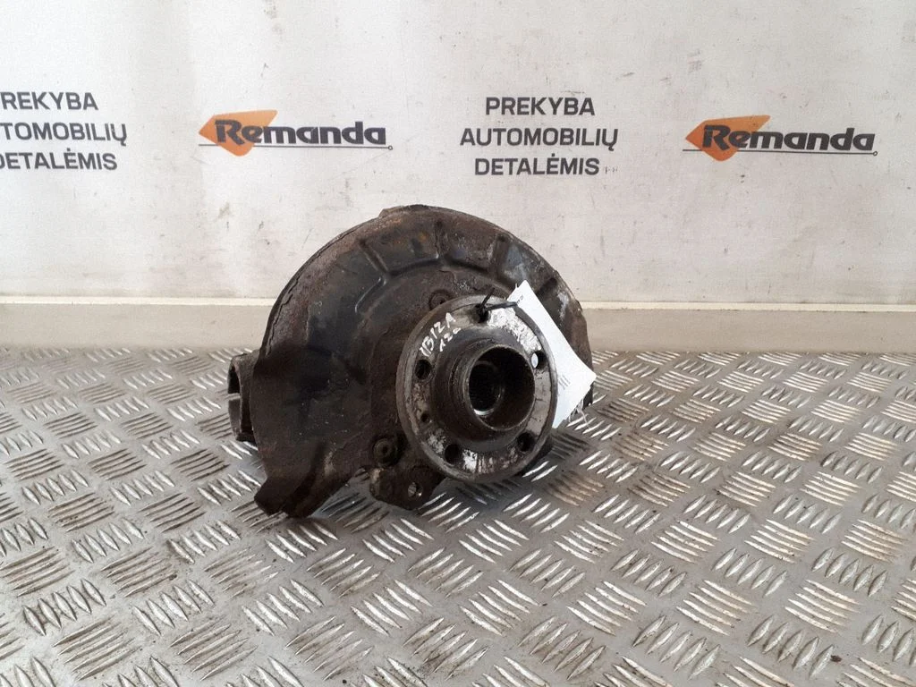 Front wheel hub – front left