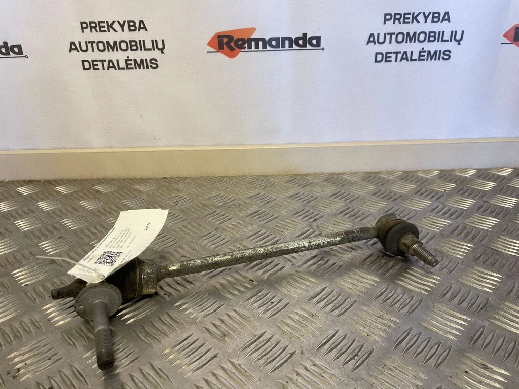Priekinė stabilizatoriaus traukė