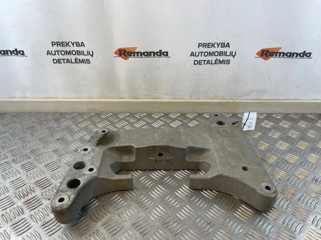 Gearbox mounting bracket 6861580