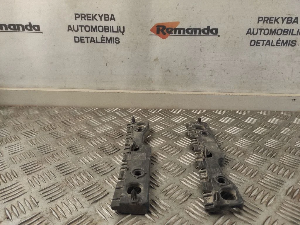 Front bumper mounting bracket 31386127