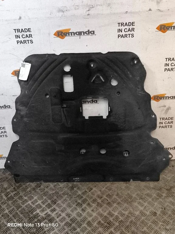 Engine splash shield/under tray LX6B6B629GG