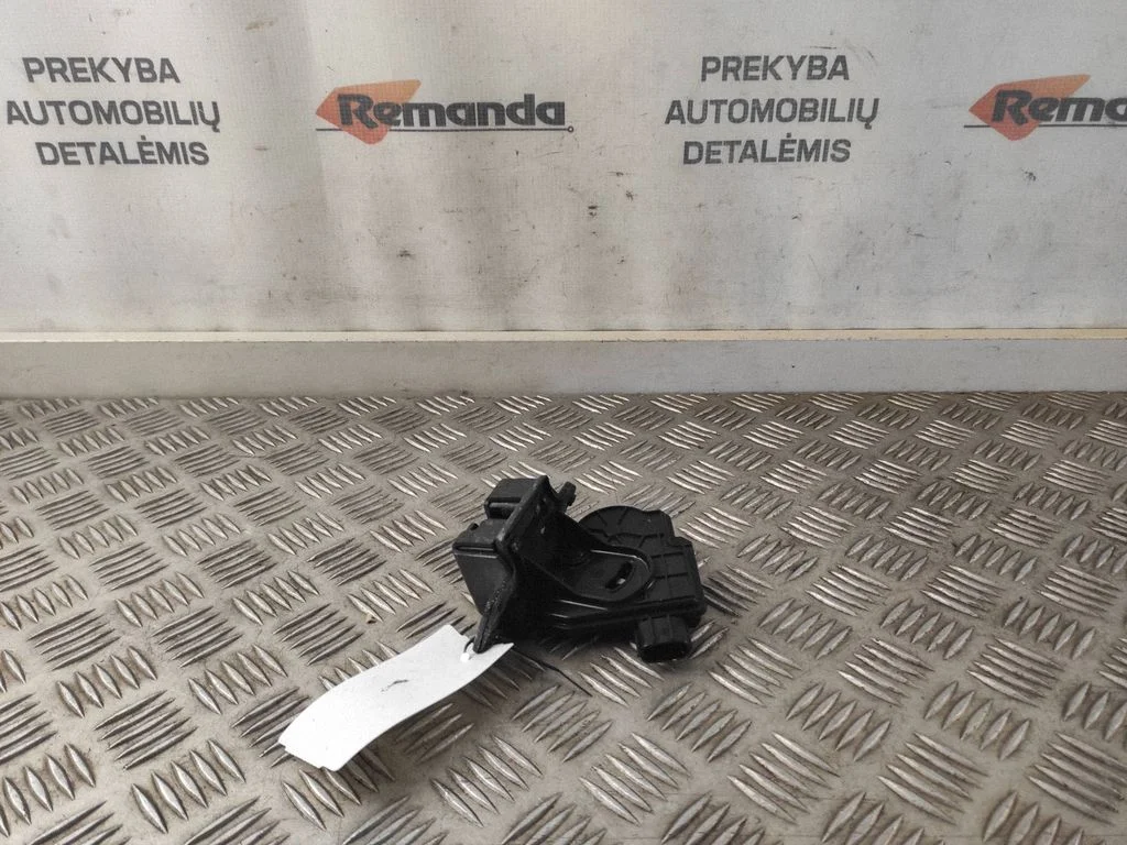 Aizmugurējā vāka slēdzene