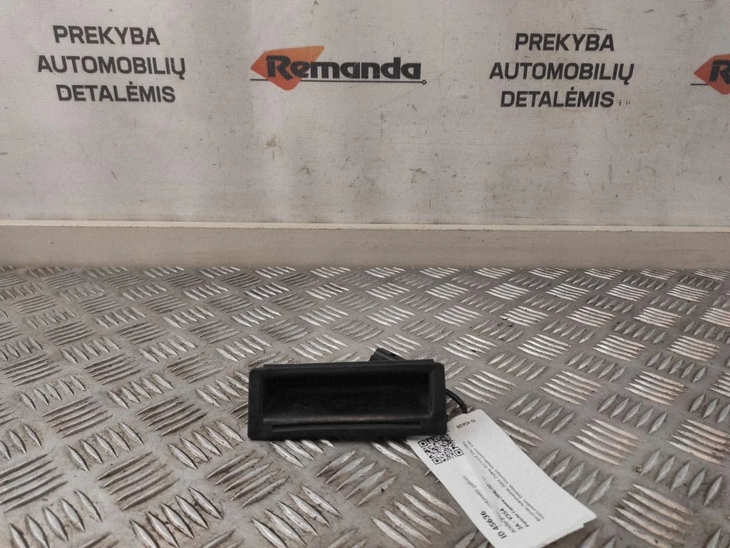 Aizmugurējā vāka atvēršanas rokturītis (ārējais) 1J0827566F