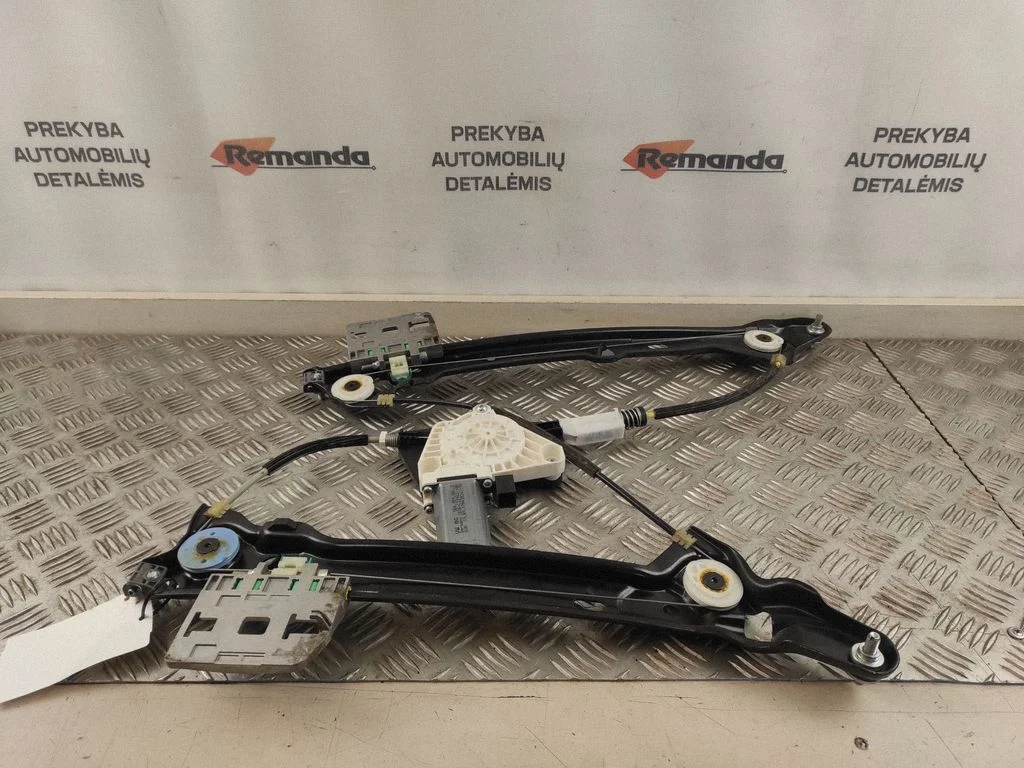 Rear door window regulator with motor 3G8839462B
