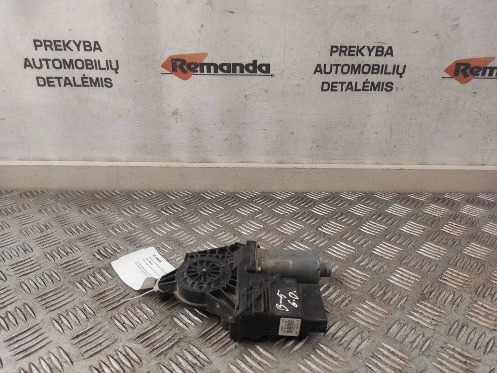 Aizmugurējā loga pacēlāja motoriņš 0130821696