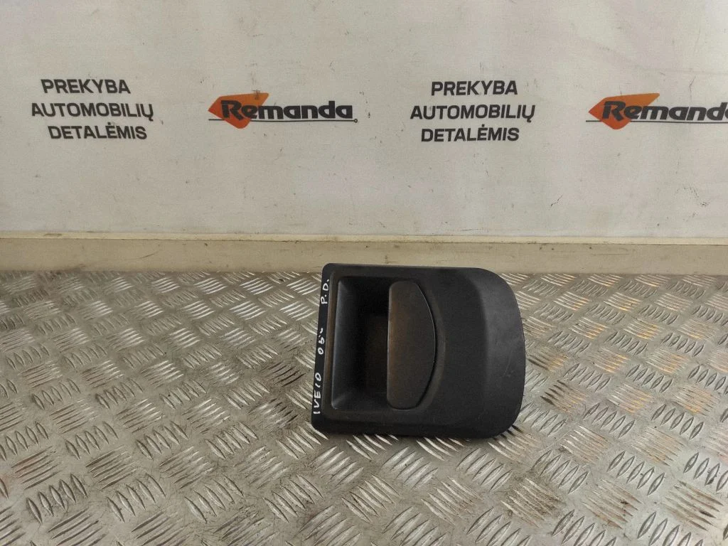 Front door exterior handle – front right