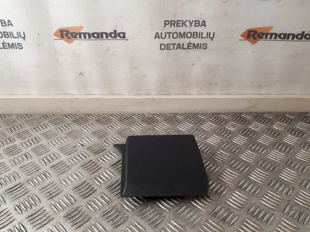 (B) statramsčio apdaila (apatinė)