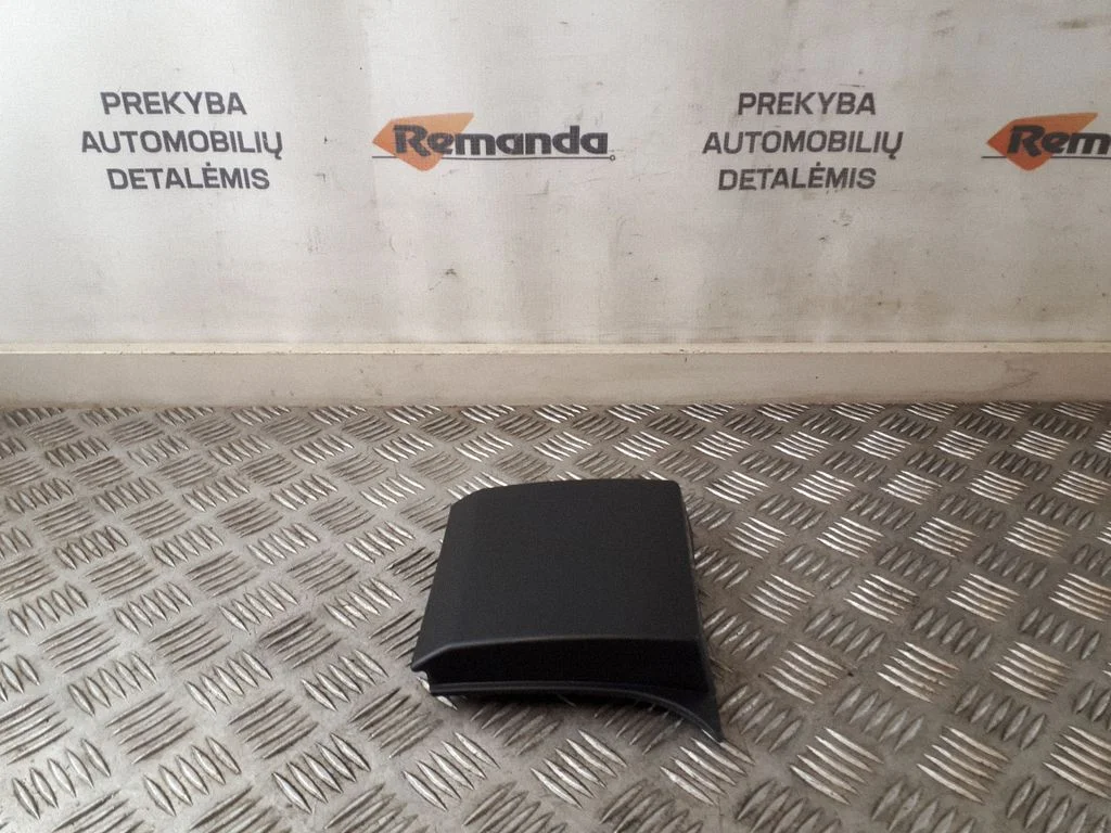 (B) statramsčio apdaila (apatinė)