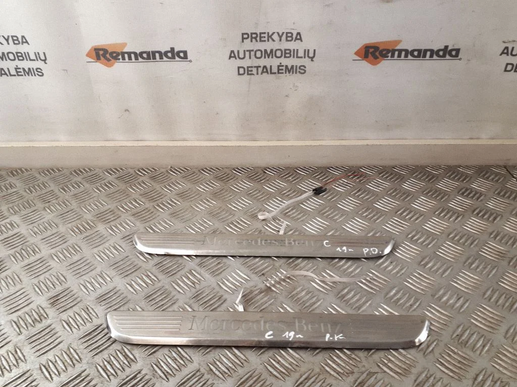 Listwa progowa przednia (wewnętrzna) 77710335