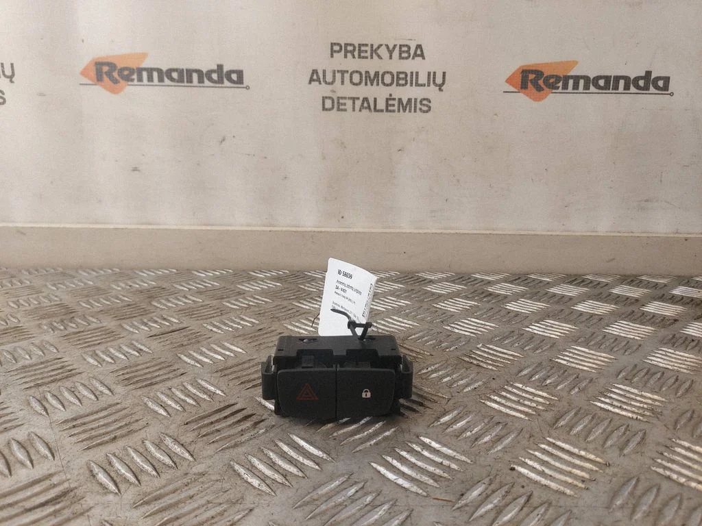 Włącznik świateł awaryjnych E31601