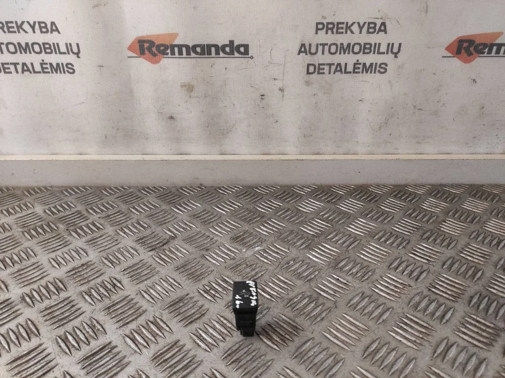 Citi slēdži/rokturi/pārslēdži 15D123