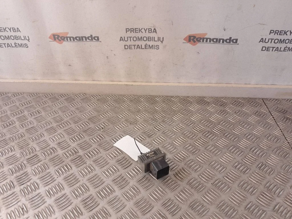 Kvēlsveču priekšuzsildes relejs BDL712