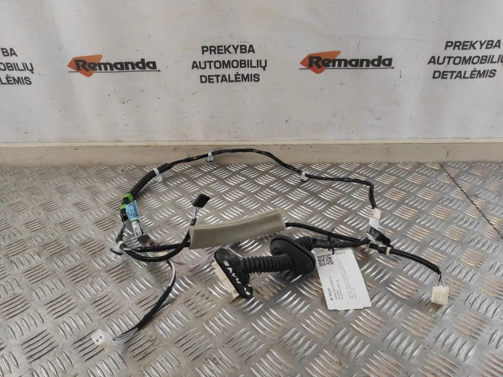 Aizmugurējo durvju vadu instalācija 8215442080