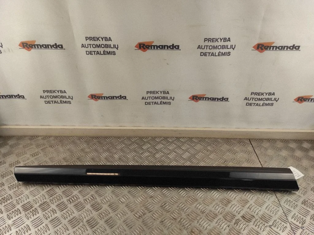 Front door trim (molding) 3G8853969B