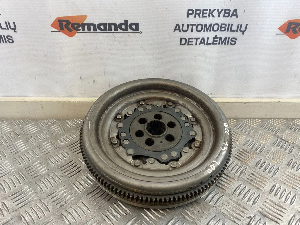 Plaukiojantis dviejų masių smagratis
