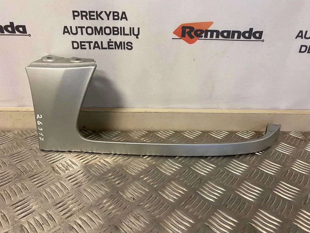 Priekšējā luktura apdare – priekšējā kreisā