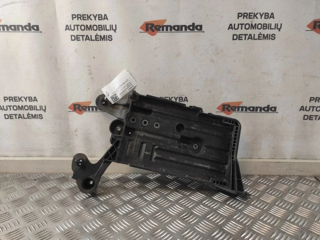 Akumulatora paliktnis 5Q0915321