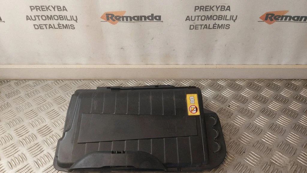 Pokrywa skrzynki akumulatora – Mercedes-Benz Klasa CLA C117 X117 W117 (2013-2019)