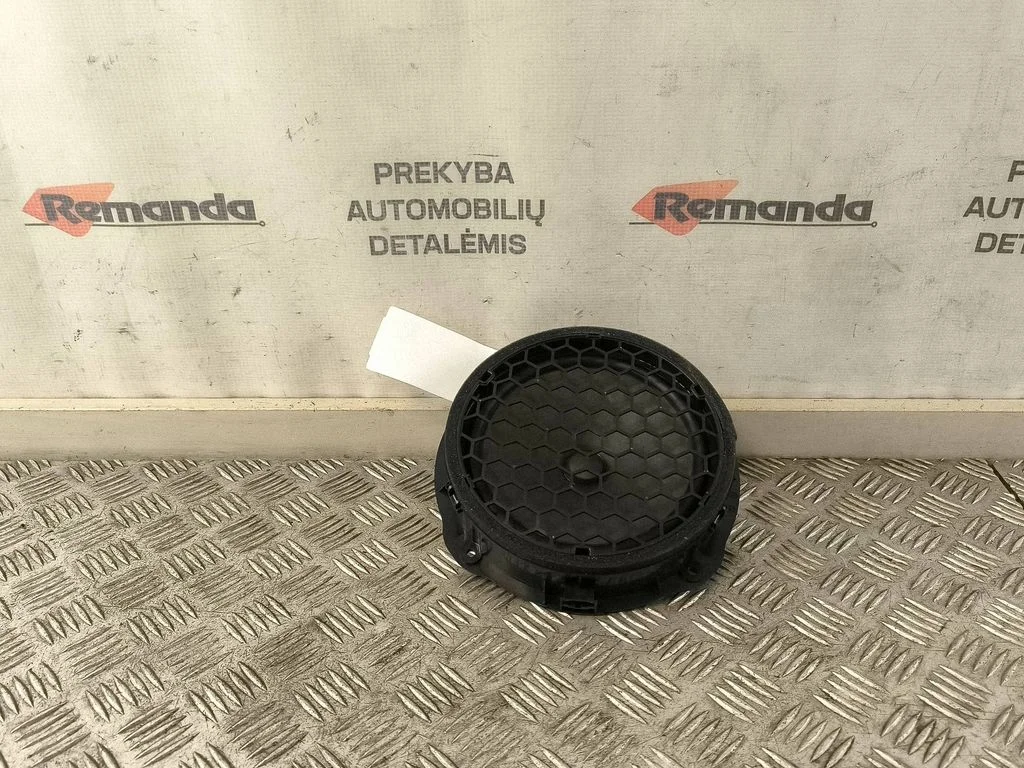 Skaļrunis (-ņi) priekšējās durvīs 8V0035415