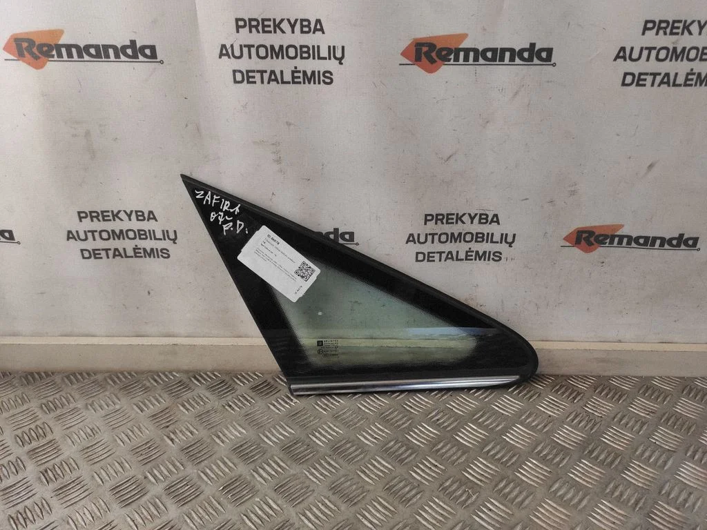 Trikampis stiklas kėbulo priekyje