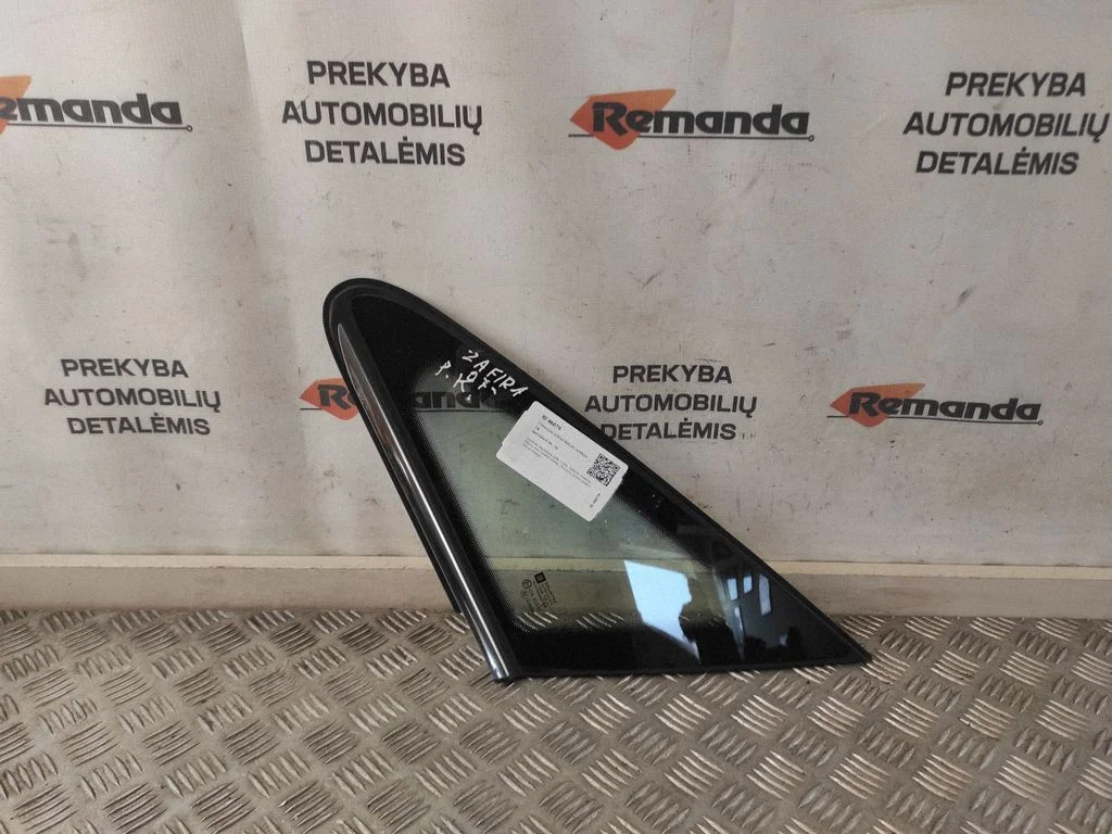 Trikampis stiklas kėbulo priekyje