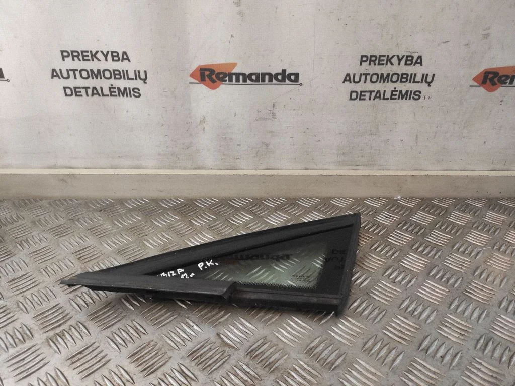Trikampis stiklas kėbulo priekyje