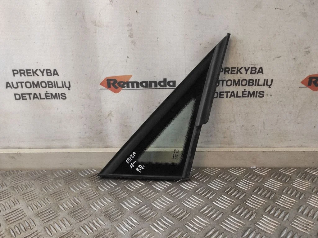 Trikampis stiklas kėbulo priekyje