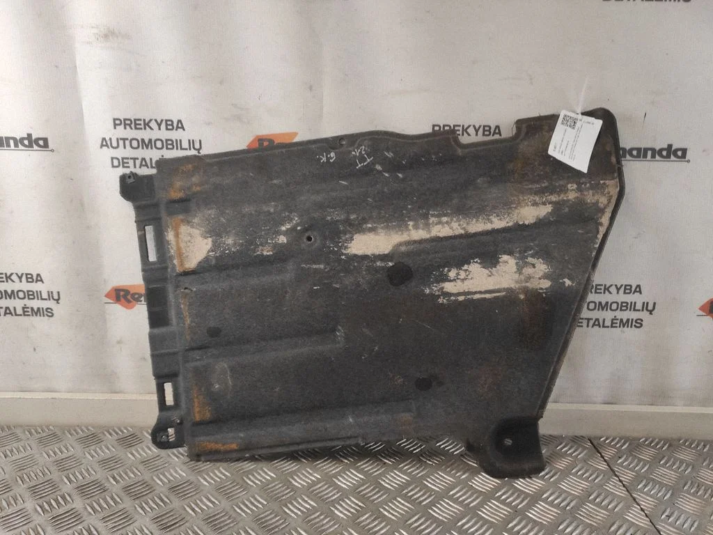 Aizmugurējās balstiekārtas apakšas aizsargs 8S0825206A