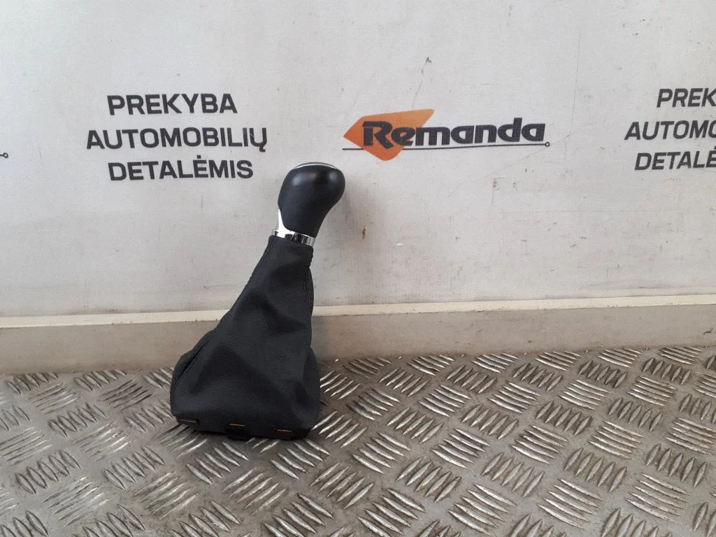 Pārnesumu pārslēga sviras apdare (āda, poga) 5E0711141