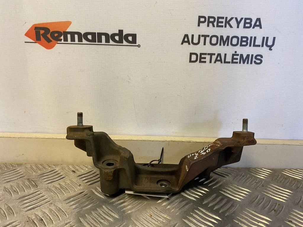 Radiator mount bracket 1393930080