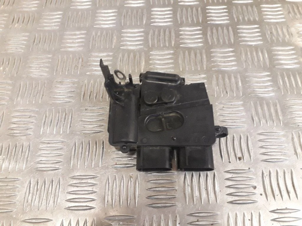 12 V lizdas (priekyje)
