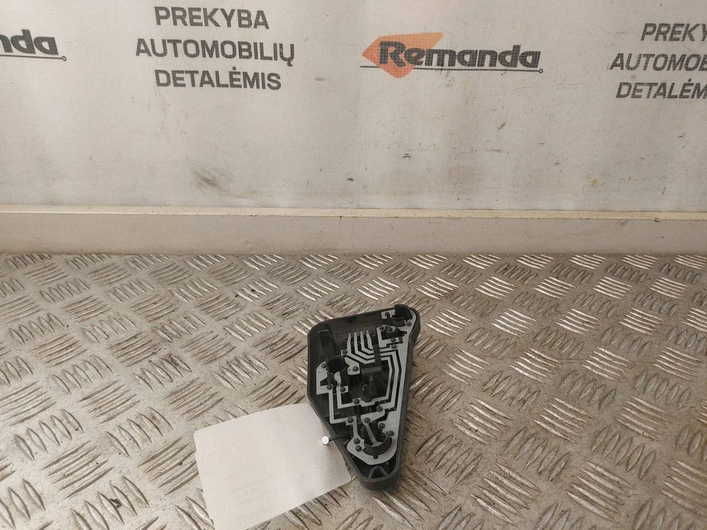 Aizmugurējā luktura spuldzes pārsegs (ligzda) 63213418439