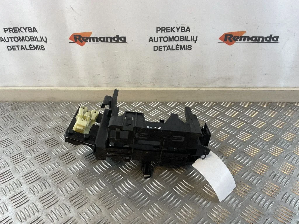 Variklio valdymo bloko laikiklis