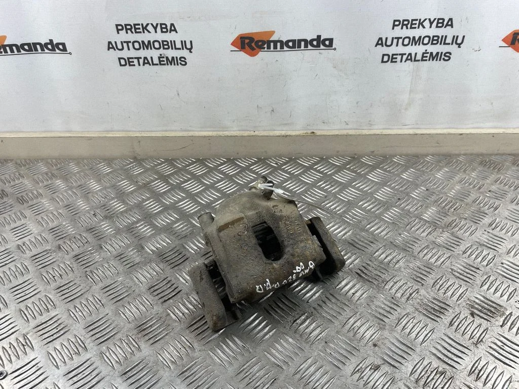 Front brake caliper – front right
