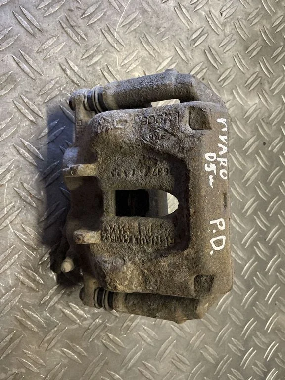 Front brake caliper – front right