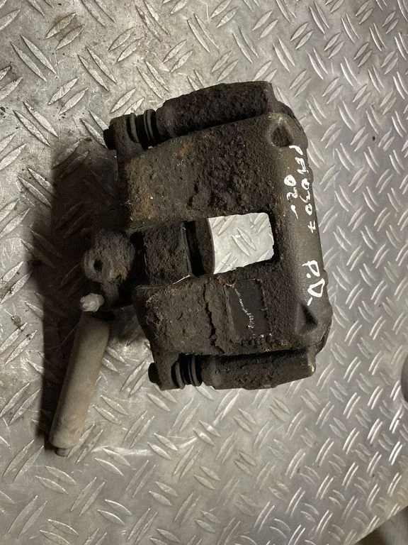 Front brake caliper – front right